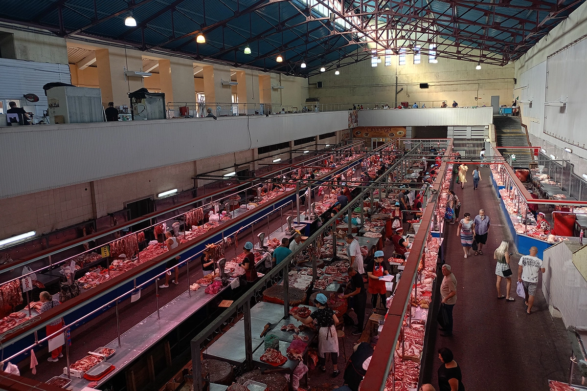 Здесь можно найти абсолютно все: от посуды и носков до чебуреков, но идут сюда, конечно, за свежайшими местными продуктами