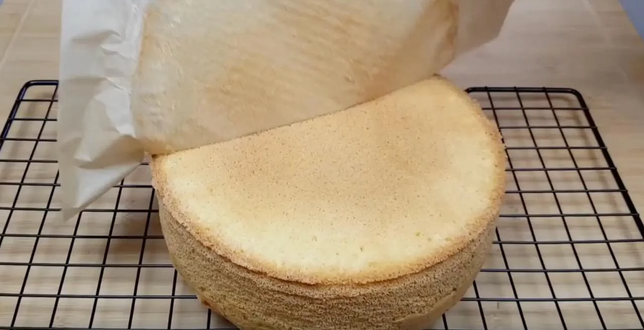 Положите бисквит на решетку