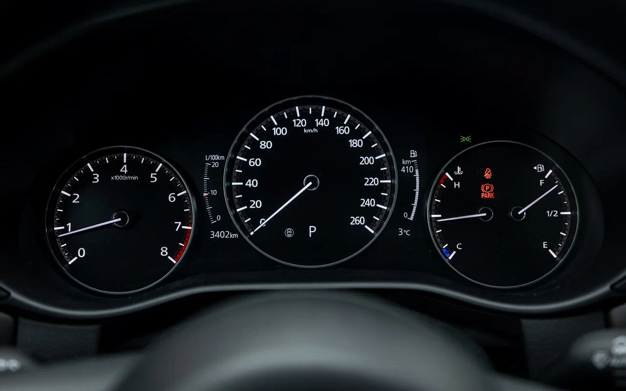 Приборная панель в Mazda CX-50&nbsp;&mdash; удачное смешение аналоговых кругляшей&nbsp;со стрелками и центрально расположенного&nbsp;цифрового&nbsp;спидометра. Исполнено все классно, информативность &mdash; превосходная!