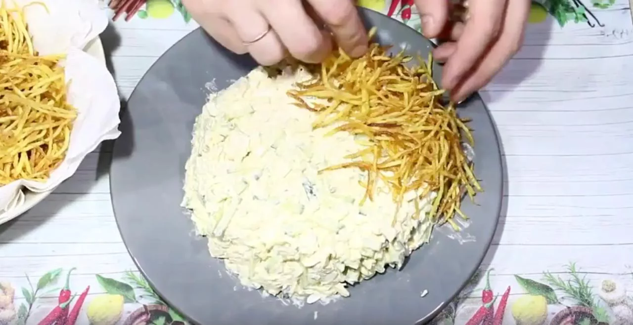 Выложите картофель на салат