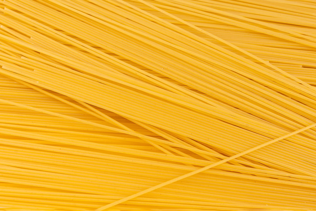 Это длинные макароны с круглым сечением, их название происходит от слова spago — «веревочка», «нить» или «шпагат»