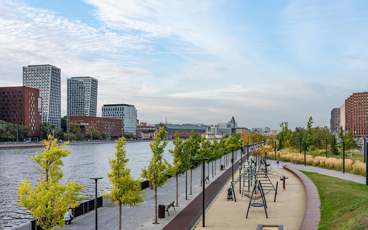 Вид с набережной Марка Шагала на Новоданиловскую набережную