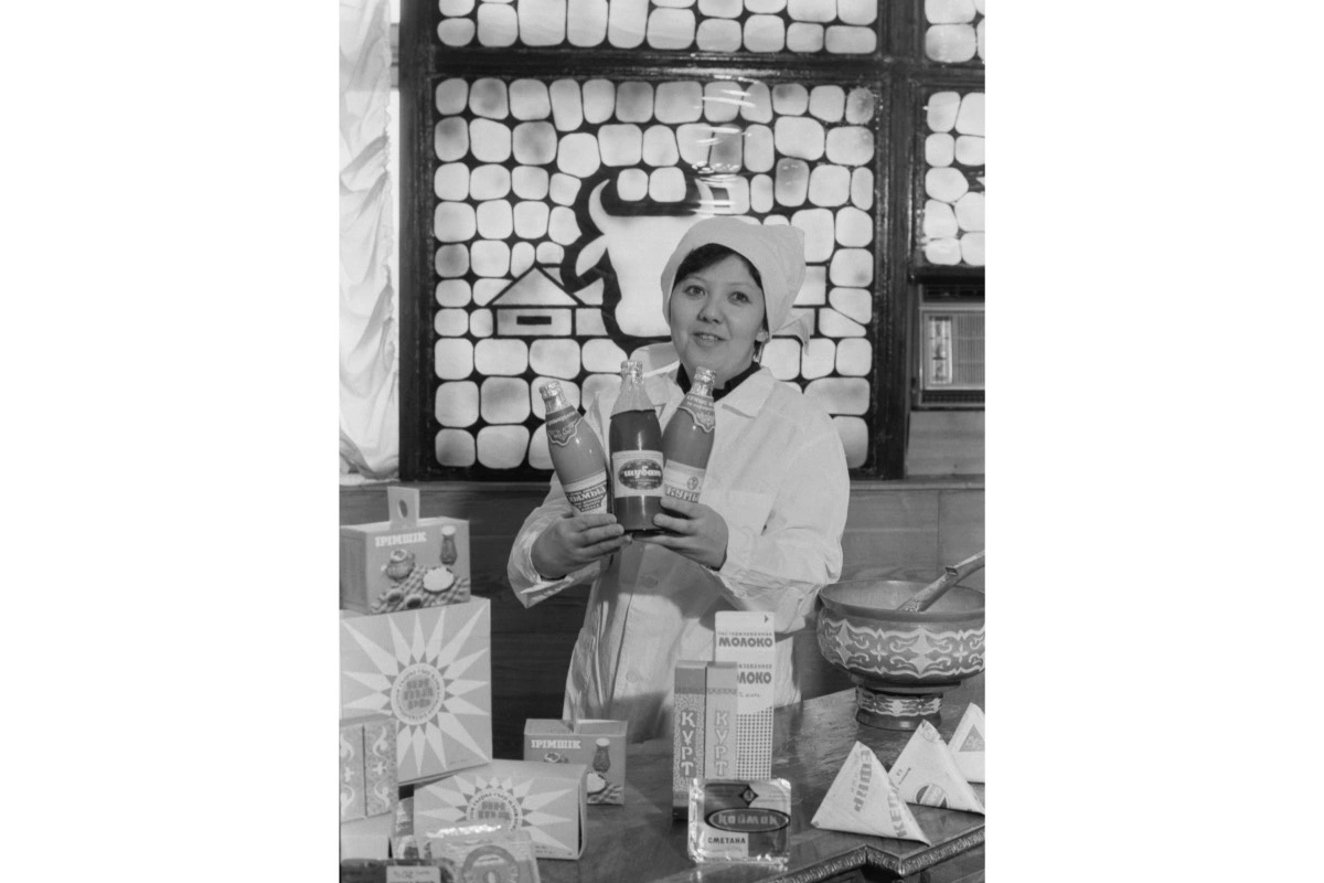 Санитарный врач во время демонстрации продукции молочного завода. 1987 год