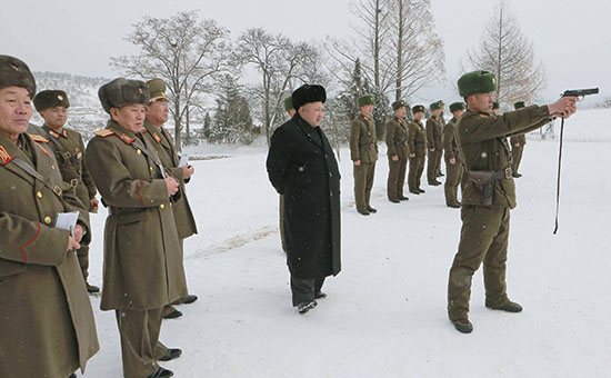 Лидер Северной Кореи Ким Чен Ын (в центре)