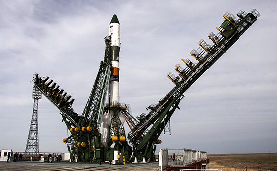 Ракета-носитель «Союз» с грузовым космическим кораблем «Прогресс» перед стартом с космодрома Байконур. Архивное фото