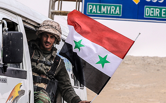 Военнослужащий сирийской армии на&nbsp;позициях под&nbsp;городом Пальмира. 24 марта 2016 года


