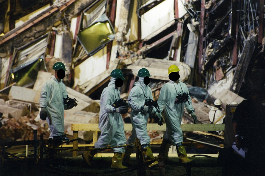 Спасатели у здания Пентагона после&nbsp;атаки 11 сентября 2001 года