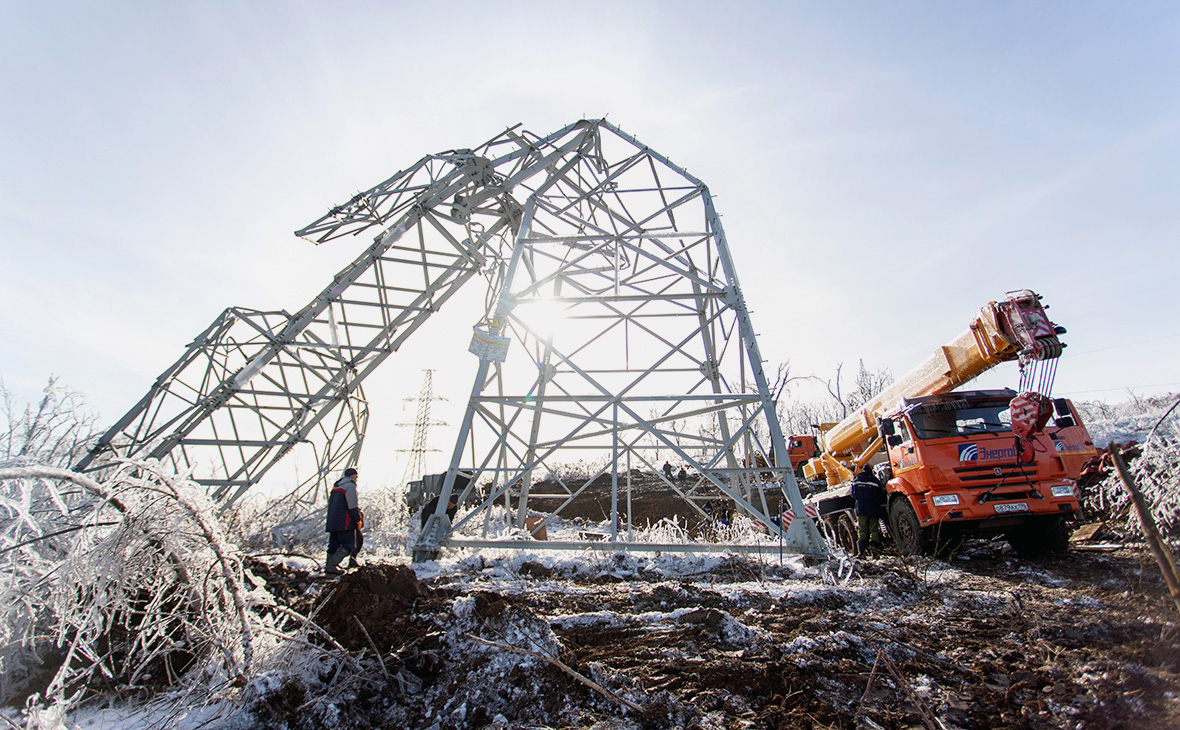 Демонтаж повалившейся ЛЭП в городе Владивостоке