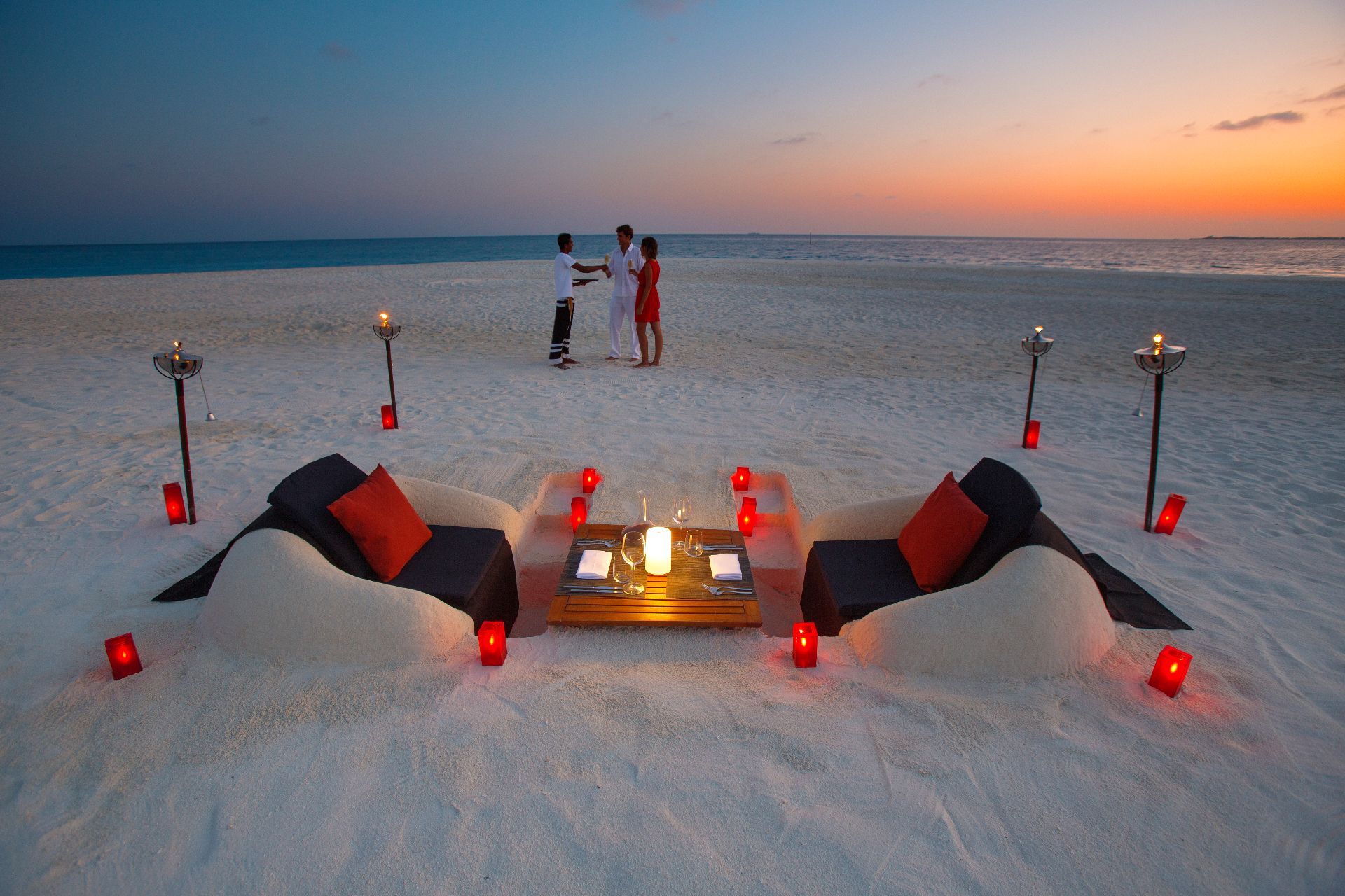 Ужин под открытым небом в отеле Velassaru Maldives