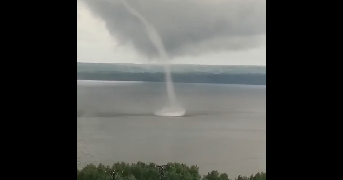 Башкирия смерч. Водяной смерч. Воронка смерча. Смерч в России. Море водяной смерч.