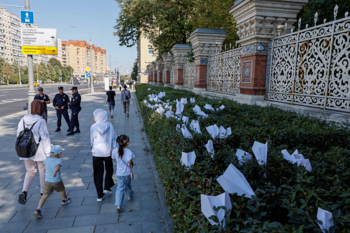 Бумажные самолетики, оставленные в поддержку Павла Дурова возле посольства Франции в Москве, 2024 год