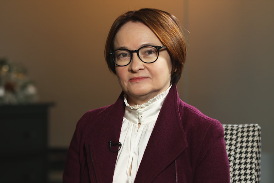 Занимает пост с июня 2013 года. В апреле 2022 года Госдума продлила срок ее полномочий до 2027 года.
Набиуллина — первая женщина, утвержденная в должности главы Банка России. До назначения была министром экономического развития и помощником президента по экономическим вопросам.
При Набиуллиной регулятор начал активно расчищать банковский сектор: с 2013 по 2018 год отозвал более 400 лицензий и санировал более 30 банков. При ней была создана Национальная система платежных карт (НСПК) — оператор карт «Мир» (аналога Visa и Mastercard). На фоне военной операции и последовавших санкций ЦБ поднял ключевую ставку до рекордных 21% годовых. Набиуллина отмечала, что высокая ключевая ставка играет роль лекарства для экономики, курс необходимо довести до конца. В июне 2025 года ставку снизили впервые за три года — до 20%.
В 2015 году Набиуллина получила премию журнала Euromoney как лучший руководитель Центрального банка в мире. В 2017–2021 годах входила в топ-100 самых влиятельных женщин мира по версии американского Forbes. В ноябре 2023-го возглавила рейтинг Politico в категории «разрушители» (disruption) за вклад в усиление российской экономики.