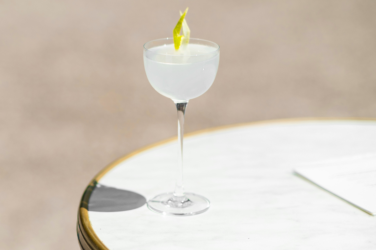 Долгое время в лондонских барах популярностью пользовались коктейли с мартини и джином в основе, а напитки с водкой считали более примитивными