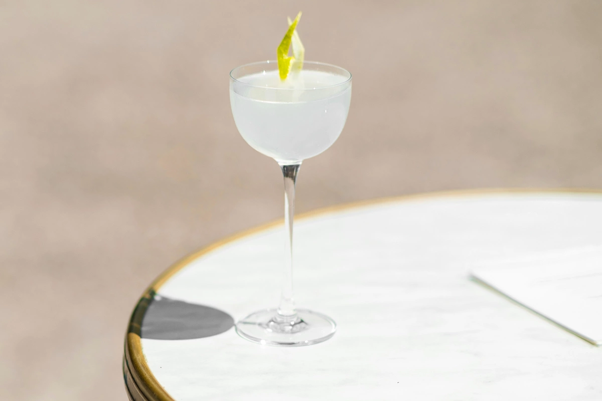 Долгое время в лондонских барах популярностью пользовались коктейли с мартини и джином в основе, а напитки с водкой считали более примитивными