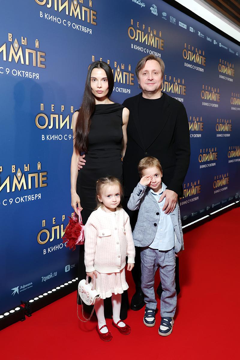Артем Михалков с женой и детьми
