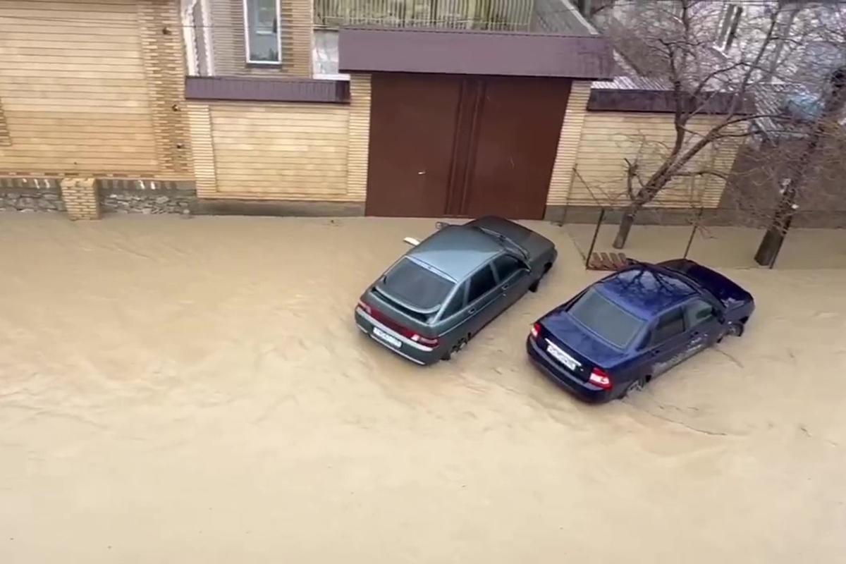 Подтопленная улица в поселке Новый Хушет под Махачкалой, 28 марта 2026 года