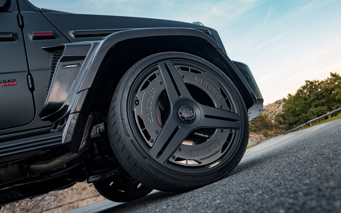 Подвеска Brabus RideControl, разработанная совместно с KW, позволяет уменьшить дорожный просвет на 45 мм