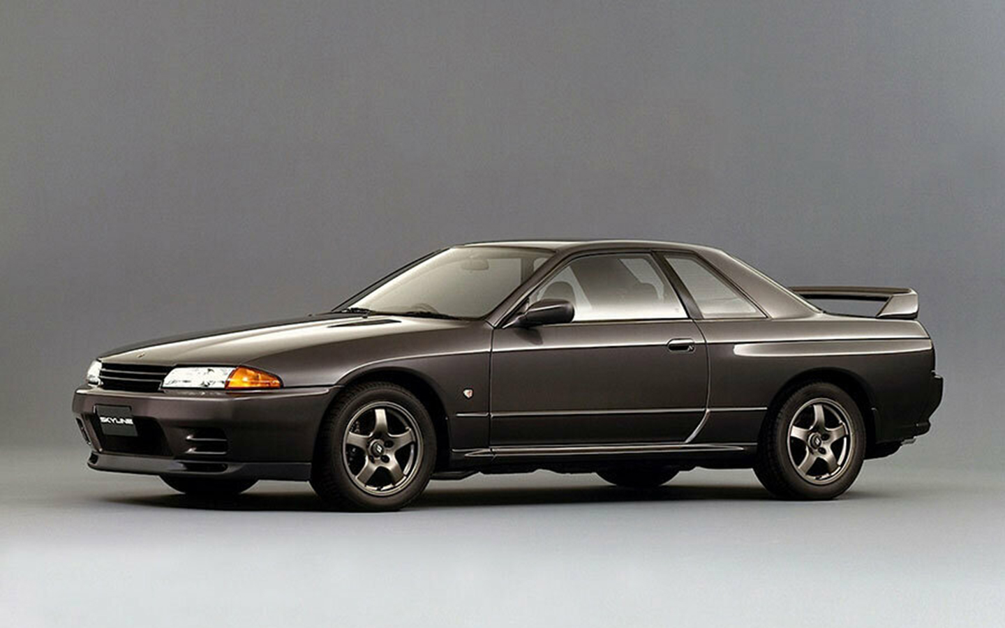 Nissan Skyline R32 выпускался как в кузове купе, так и седан