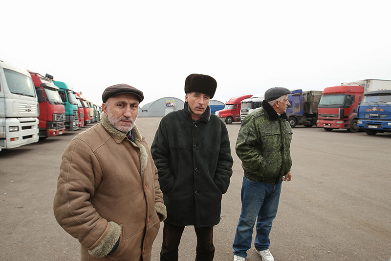 Водители из&nbsp;южных регионов России гуляют по&nbsp;лагерю на&nbsp;Каширке в&nbsp;ожидании окончания рабочей группы представителей дальнобойщиков