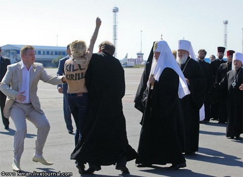 Полуобнаженная девушка набросилась на патриарха Кирилла в Киеве. ФОТО