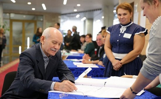Глава Республики Башкортостан Рустэм Хамитов проголосовал одним из первых