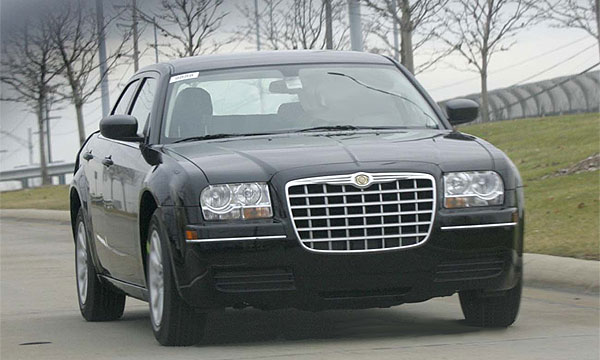 Появились шпионские фото обновленного Chrysler 300