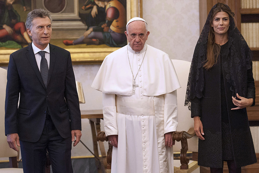 Президент Аргентины Маурисио Макри, его жена&nbsp;Хулиана Авада и папа римский Франциск




