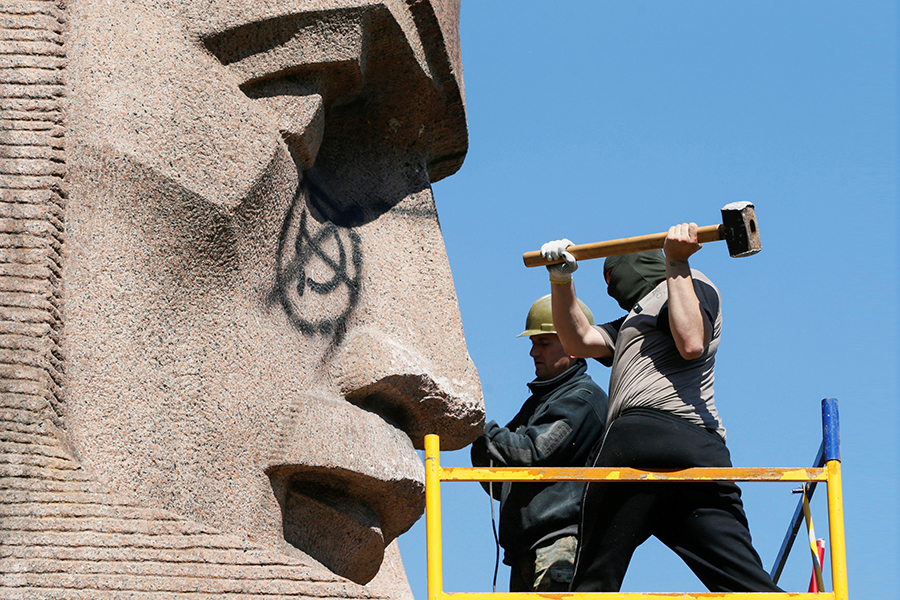 На фото: демонтаж памятника «Памятник чекистам – бойцам Революции»
