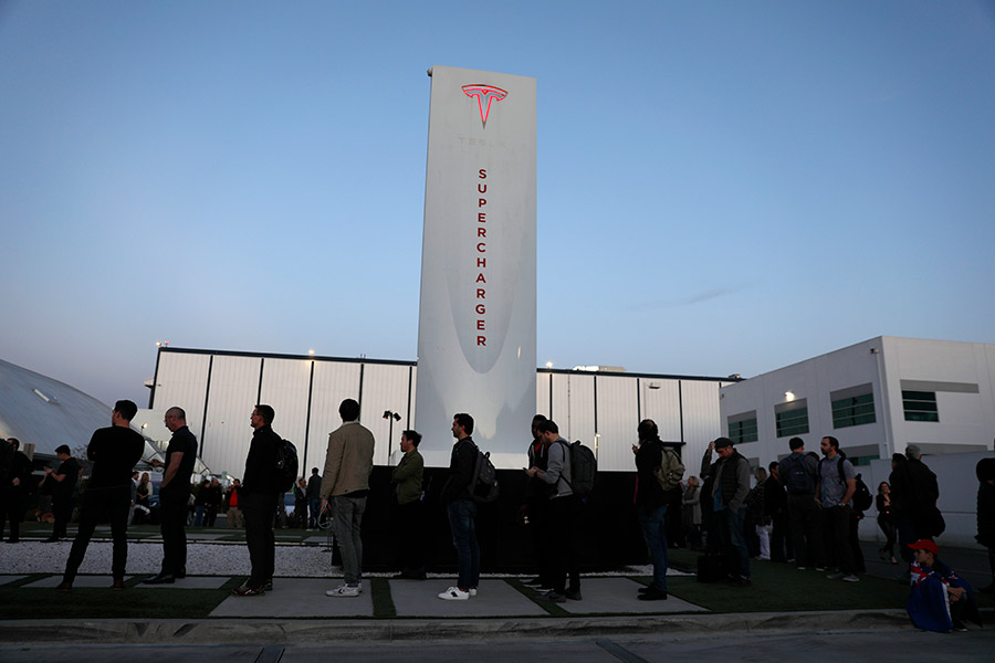Презентация новой модели Tesla прошла в дизайн-студии компании в Хоторне, округ Лос-Анджелес