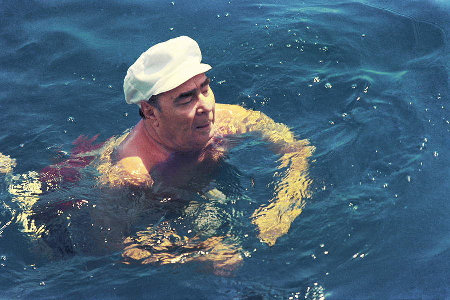 Леонид Брежневво время купания в Черном море