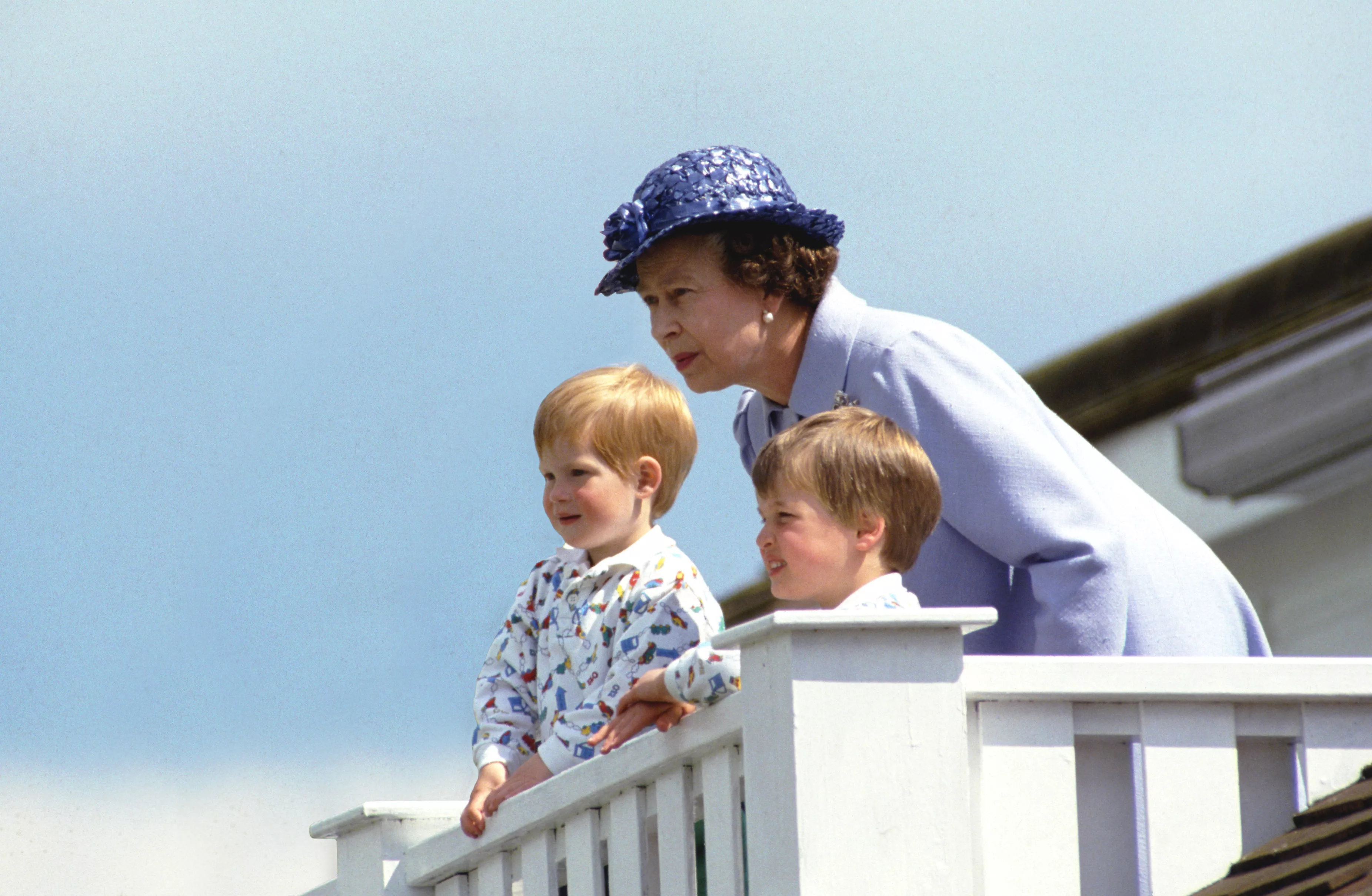 <p>Елизавета II с внуками, принцем Уильямом и принцем Гарри, 1987</p>