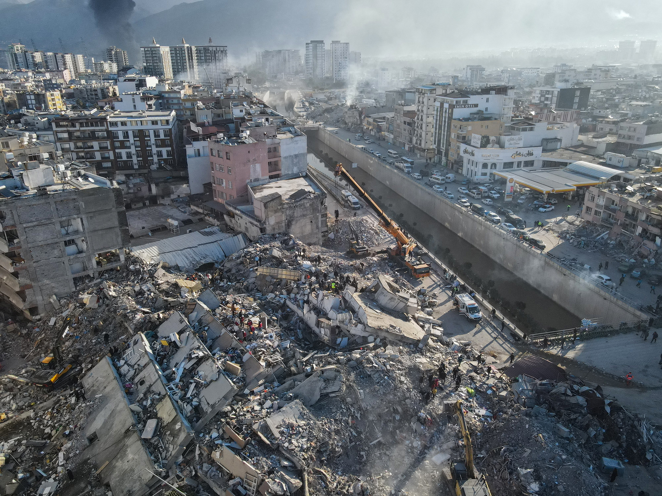 Искендерун&nbsp;в провинции Хатай&nbsp;&mdash; город, который подвергся&nbsp;самым сильным&nbsp;разрушениям. Из-за землетрясения в Искендеруне загорелся крупнейший турецкий&nbsp;порт, а также обрушилась городская больница