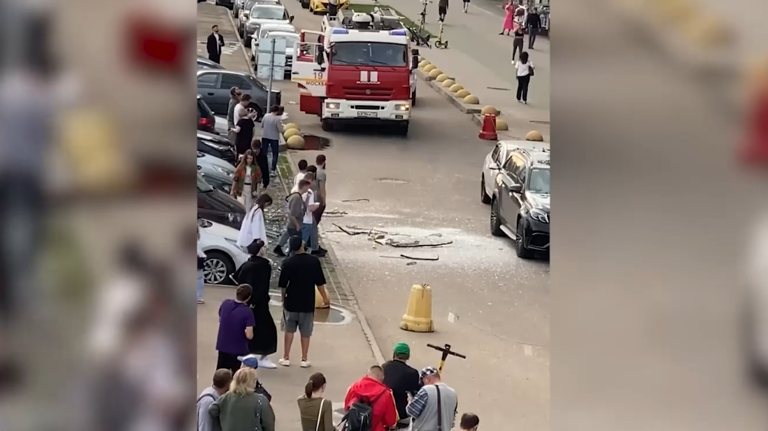 В Москве взрывом в многоэтажном доме выбило окно