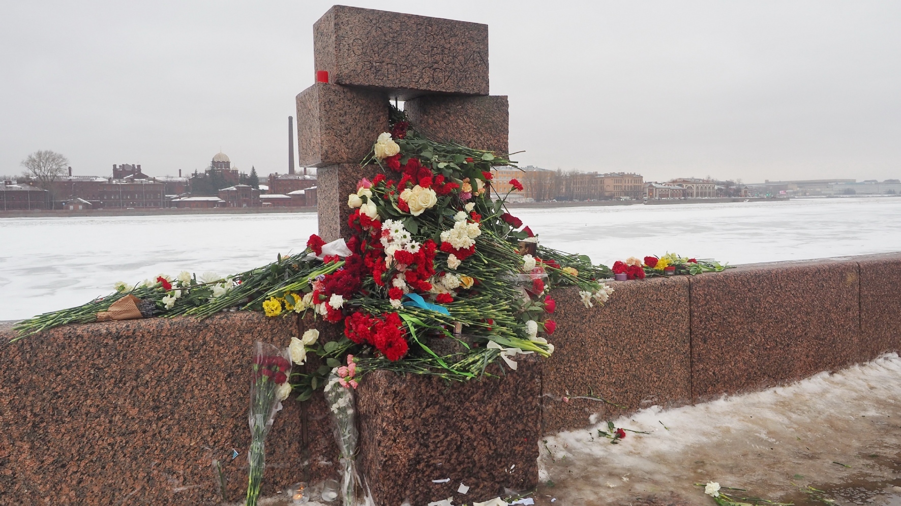 Стихийный мемориал у памятника жертвам политических репрессий на Воскресенской набережной&nbsp;17 февраля 2024 года