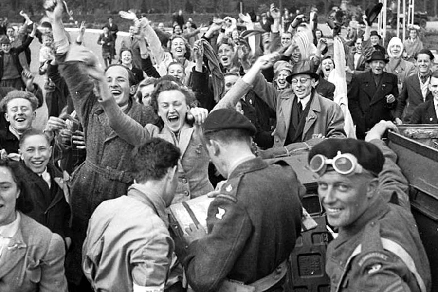 Британские солдаты освобождают Утрехт, Нидерланды, май 1945 года