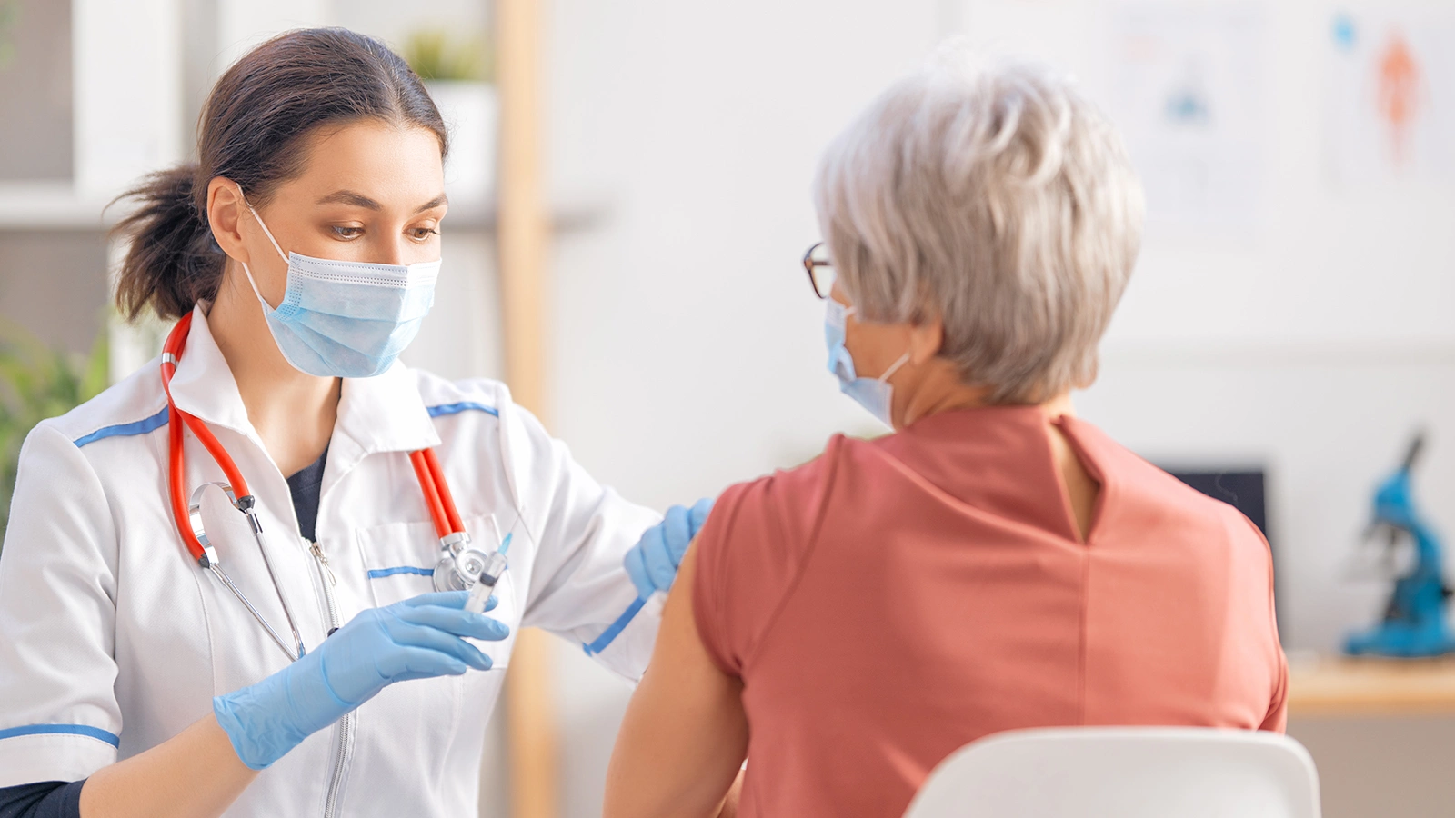 Пожилым людям необходимо прививаться в соответствии с национальным календарем профилактических прививок