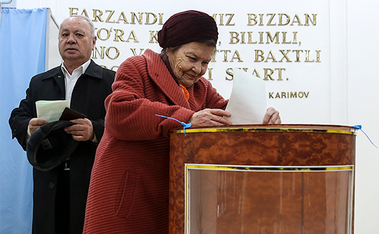 Голосование на одном из избирательных участков во время досрочных выборов президента Узбекистана


