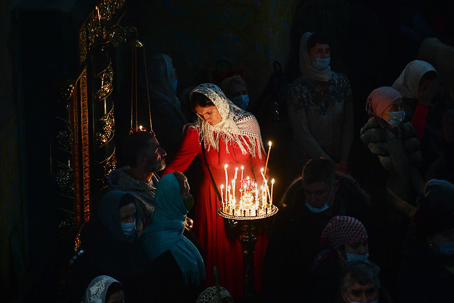 Верующие во время рождественского богослужения в Свято-Троицком кафедральном соборе Екатеринбурга