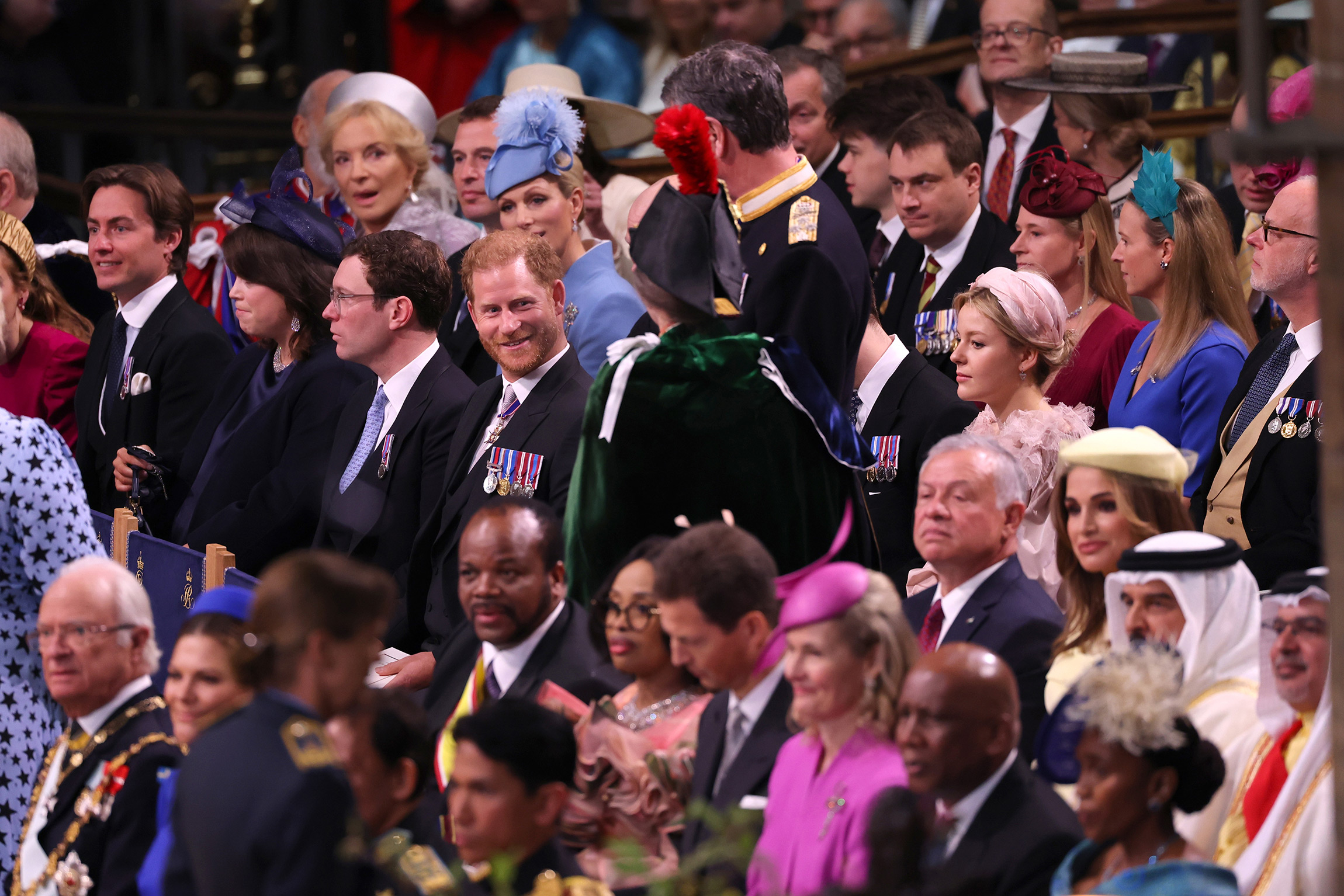 Младший сын короля принц Гарри занял место среди гостей в третьем ряду. Первые ряды на церемонии по традиции отведены членам королевской семьи. Жена принца Гарри Меган Маркл осталась дома с детьми