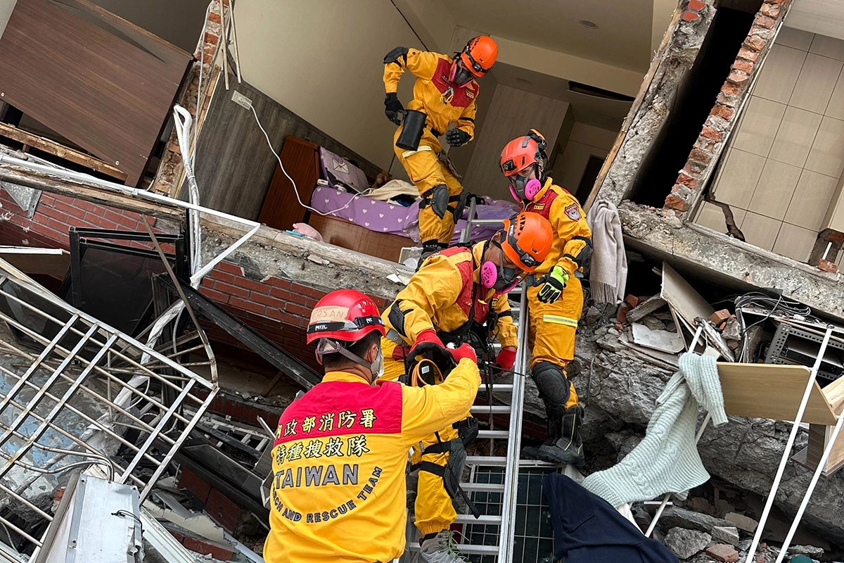 <p>Пожарные работают на месте обрушения здания после землетрясения в городе Хуалянь, Тайвань, 3 апреля 2024 года</p>