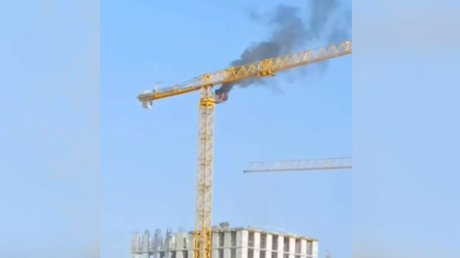 На севере Москвы загорелся строительный кран