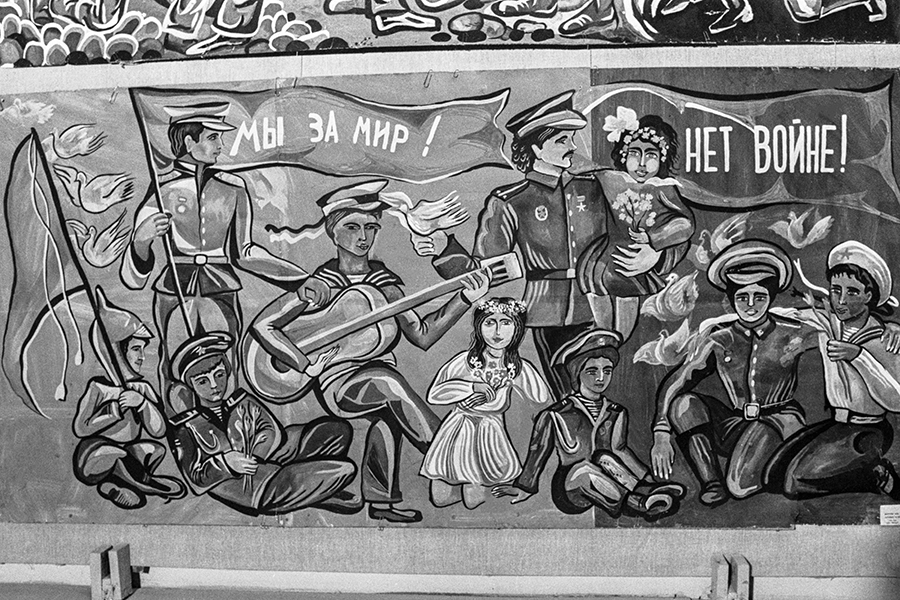 Картина Хавы Мангушевой и Хакима Магомедова &laquo;День Победы&raquo;, представленная на выставке юных художников&nbsp;в Махачкале 1988 год