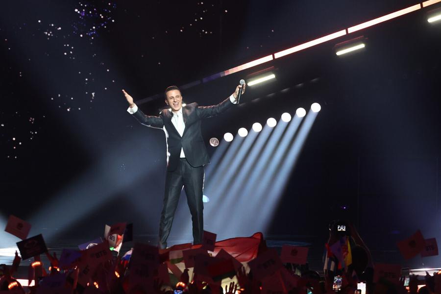 Певец Мустафа Саад, представляющий Египет, во время международного музыкального конкурса «Интервидение» 2025 в концертном зале «Live Арена»