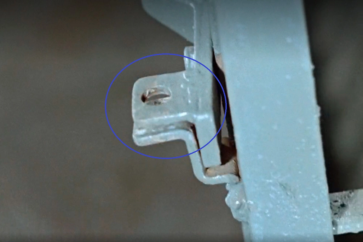 Сюжетный ход комедии с отсутствием замков вряд ли был возможен в реальной жизни, кадр из фильма «Полосатый рейс»