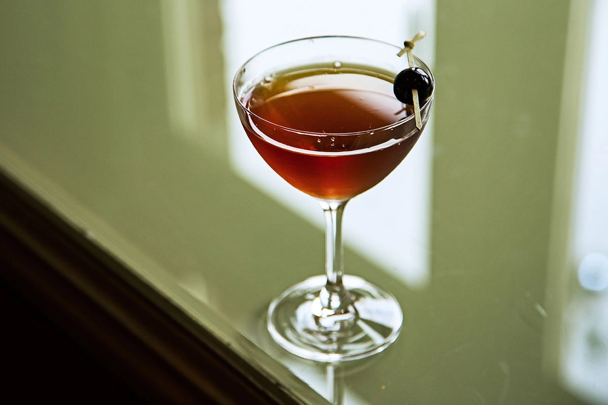 Для Martini и Manhattan важно охлаждение бокала