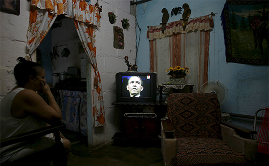 Кубинка смотрит новостной сюжет с Бараком Обамой&nbsp;