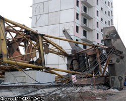 В Москве ветер повалил башенный кран, пострадал прохожий