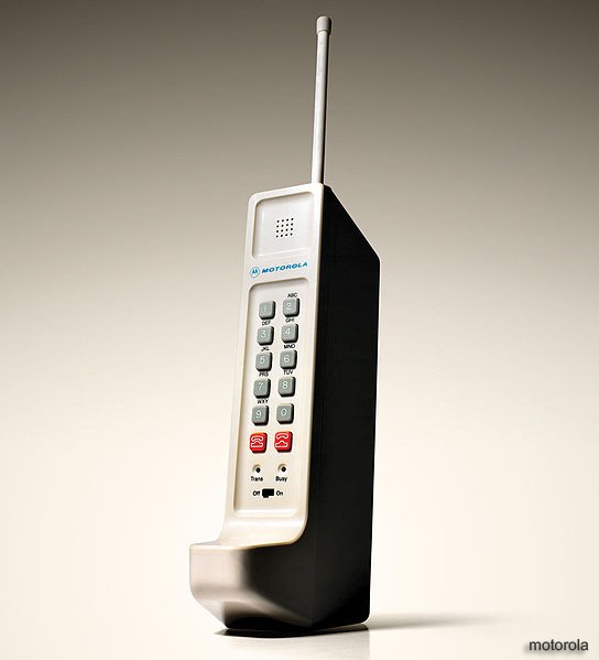 Приключения Motorola: в окопе с walkie-talkie, путешествие на Луну и RAZR v3