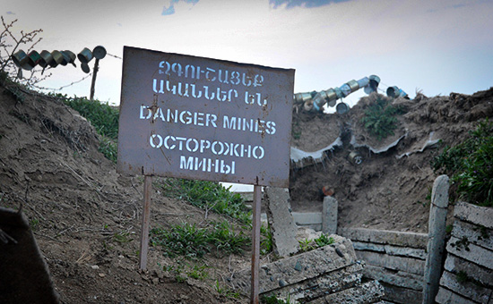 Плакат на линии соприкосновения в Нагорном Карабахе. Апрель 2016 года
