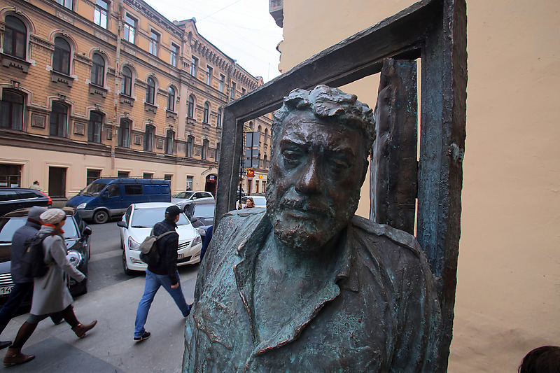 Памятник писателю Сергею Довлатову на улице Рубинштейна